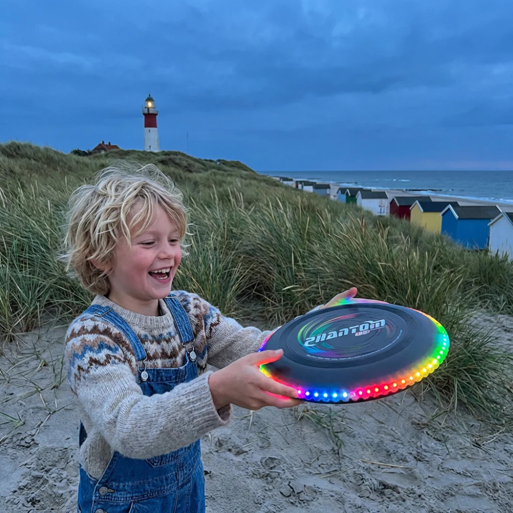 Dreng kaster med Wikz LED frisbee i sort