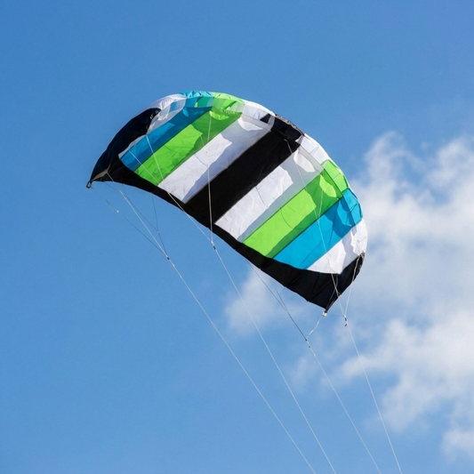 Wikz Chill Parafoil drage i blå og grøn flyver på himlen