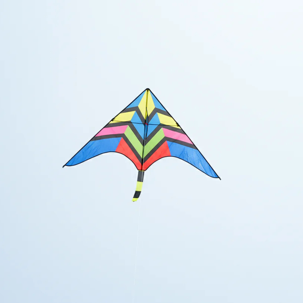 Wikz Delta Skyrush stuntdrage i assorterede farver, flyvende mod blå himmel