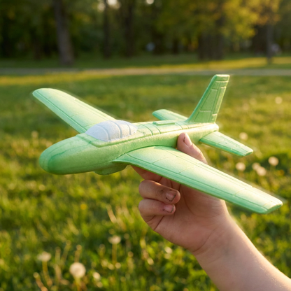 Wikz WindRider Glider i grøn, holdt af barn i park